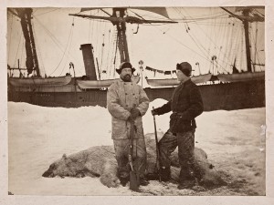 Фритьоф Нансен (вдясно) пред убита бяла мечка в Гренландия – 1882 г.