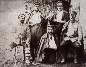 Фотография за спомен на петима бойни другари от военнопленичеството им в Сърбия, продължило повече от три години, Белград, около 1918-19 г.